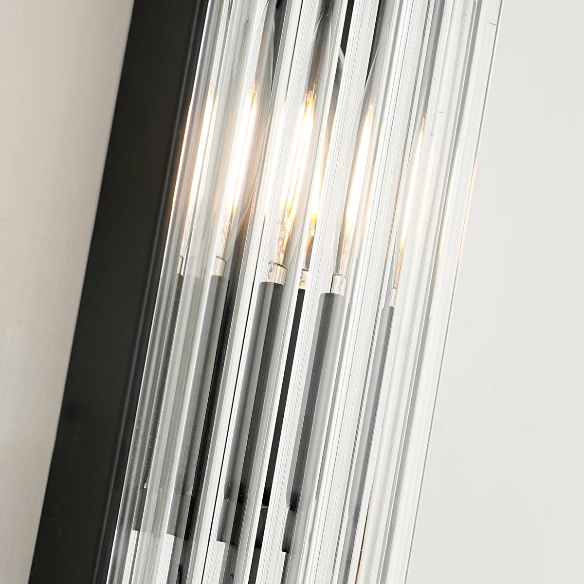 Paloma Modern Ribbed Glass Rod Cylindrical Wall Sconce-细节图3.webp__PID:5c8218af-885f-4d59-9314-32eb8101f4c6