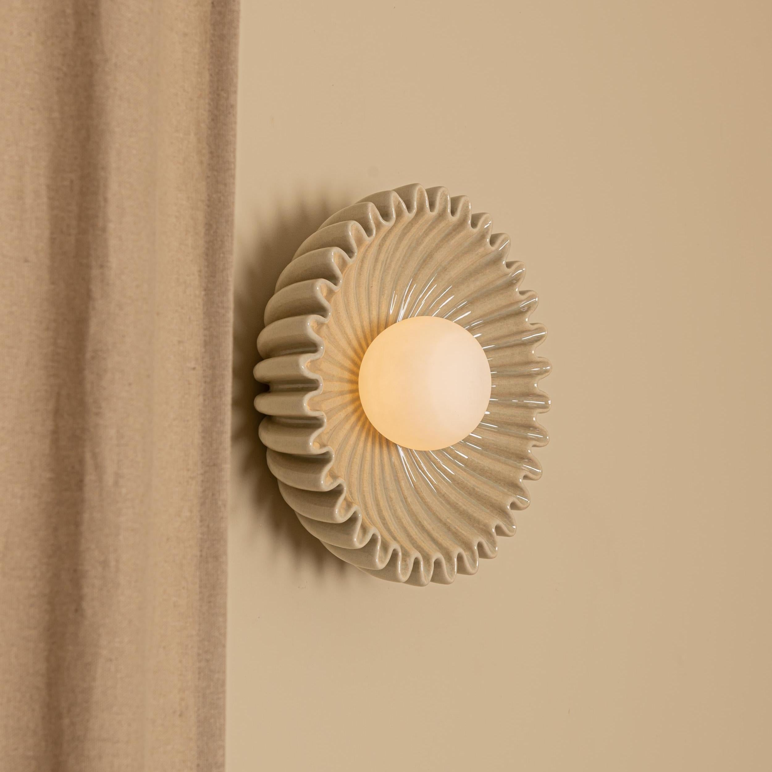 Romy Modern Elegant Ceramic Flower Wall Sconce (3) (1).webp__PID:7e5d2c80-d1cc-4b0a-8a72-5376bcf13fb0