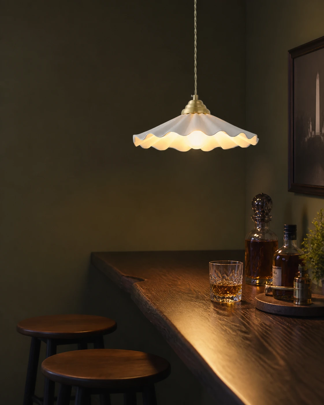 Wavy ceramic pendant light in an interior