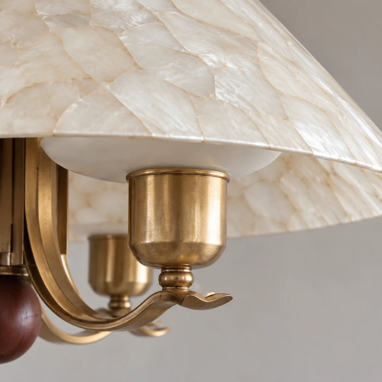 Close view of the white tray and metal lamp holder